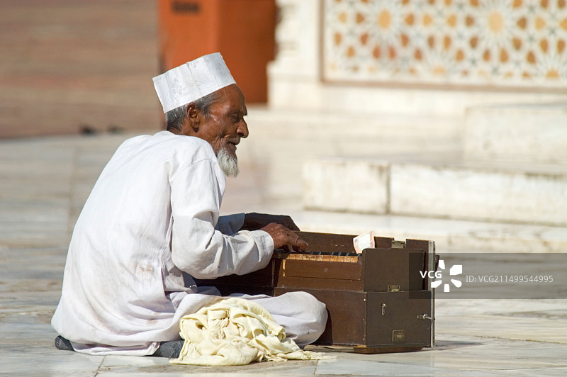在印度北方邦阿格拉的法泰赫布尔西格里主要清真寺外演奏的穆斯林音乐家图片素材