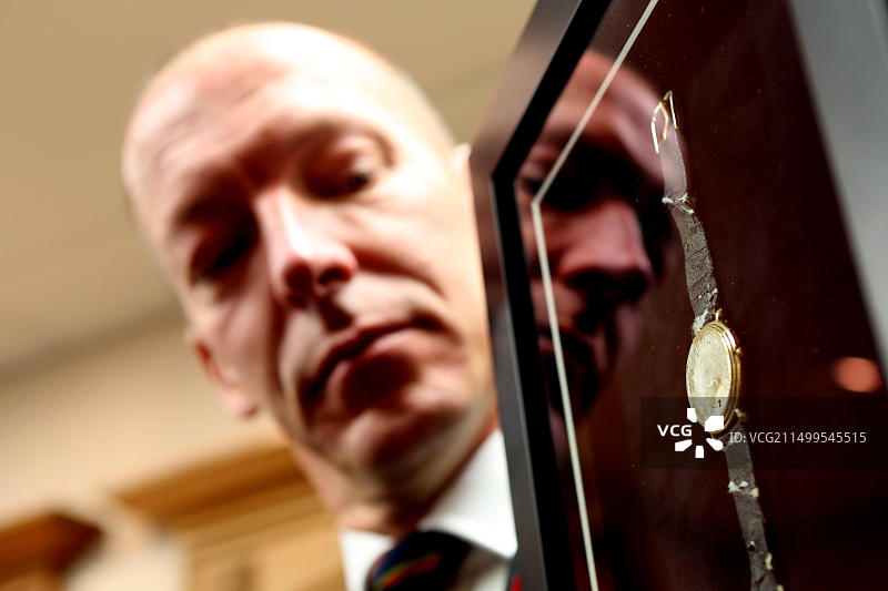 特里·霍兰（右）是1989年迪尔军营遭到爱尔兰共和军轰炸时的现役音乐家。图片素材