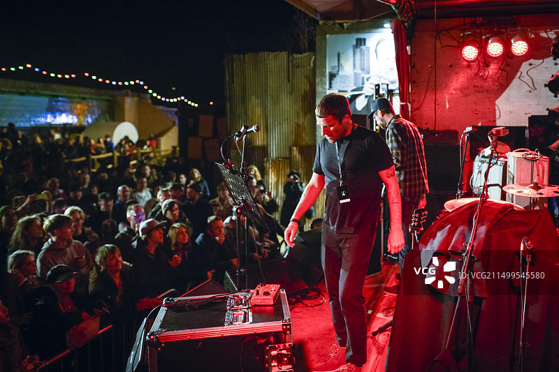 班克斯“乐园”舞台上的音乐家图片素材