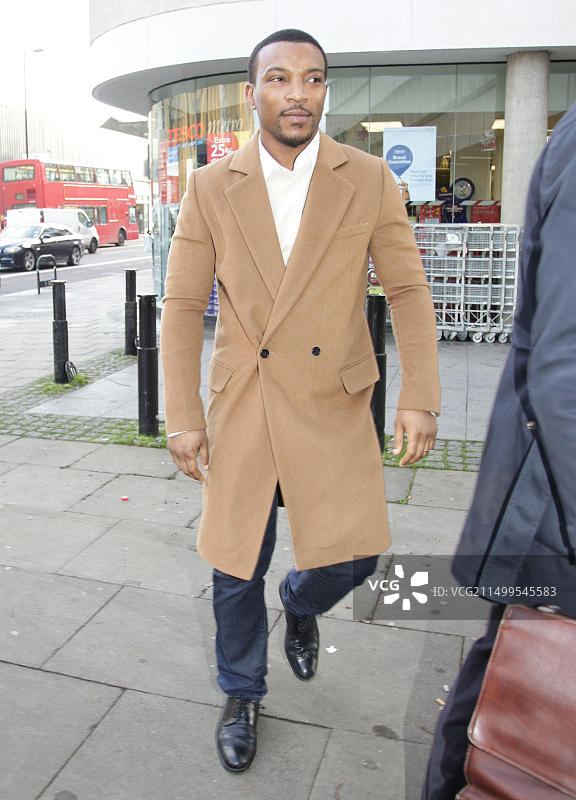 演员兼音乐家阿什利·沃尔特斯抵达伦敦北部的高伯利角裁判法院，他否认对酒店接待员进行种族辱骂并威胁其经理。图片素材