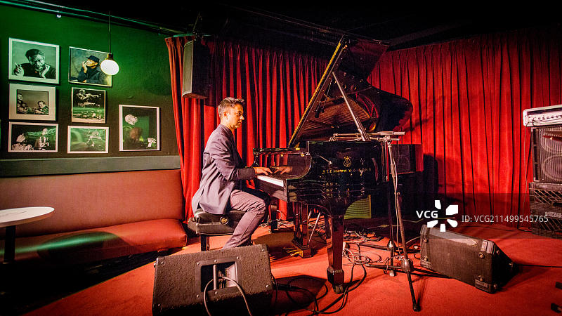 维杰·艾耶：美国爵士钢琴家、作曲家和乐队指挥家图片素材