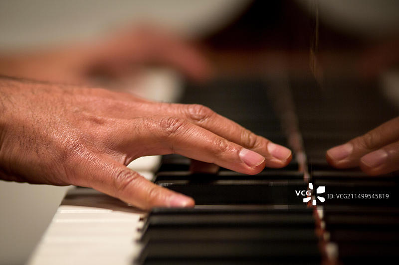 维杰·艾耶：美国爵士钢琴家、作曲家和乐队指挥家图片素材