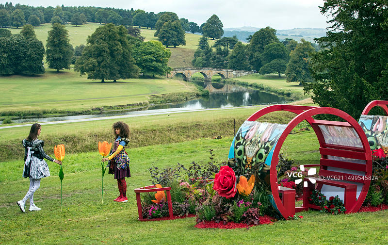 克斯汀·哈利迪（左）和劳伦·菲茨帕特里克在艺术家兼音乐家林德·斯特林的艺术装置“极乐之亭”中表演，该装置是德比郡查茨沃斯庄园“查茨沃斯户外：雕塑理由”新展览的一部分。图片素材