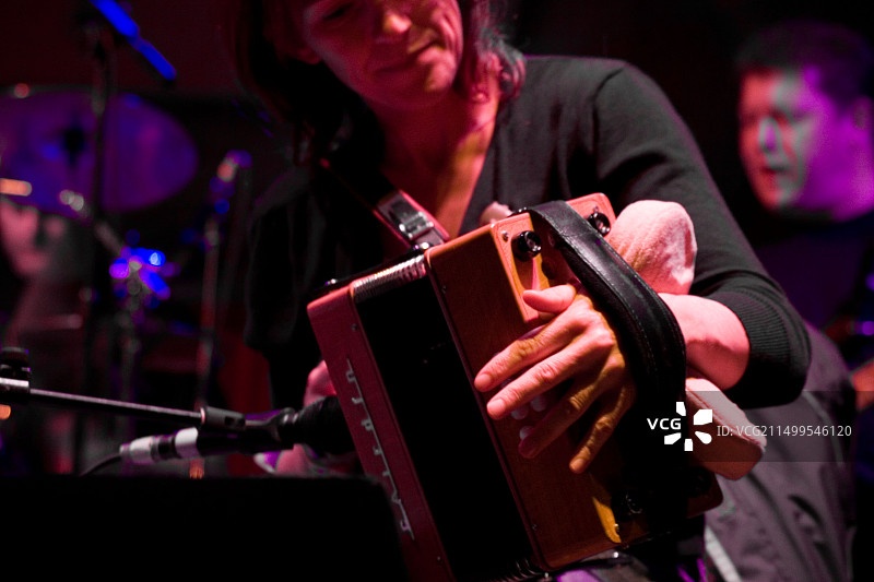 爱尔兰音乐家莎朗·香农现场演奏图片素材