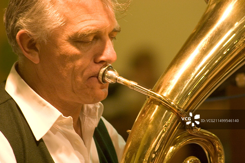 在德国慕尼黑皇家啤酒屋酒馆里的一位音乐家肖像图片素材