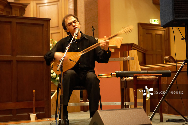 中东音乐家奥马尔·法鲁克·泰克比莱克在苏格兰教堂演奏图片素材