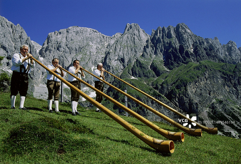 音乐家在奥地利萨尔茨堡霍赫克尼格山前演奏阿尔卑斯长号图片素材