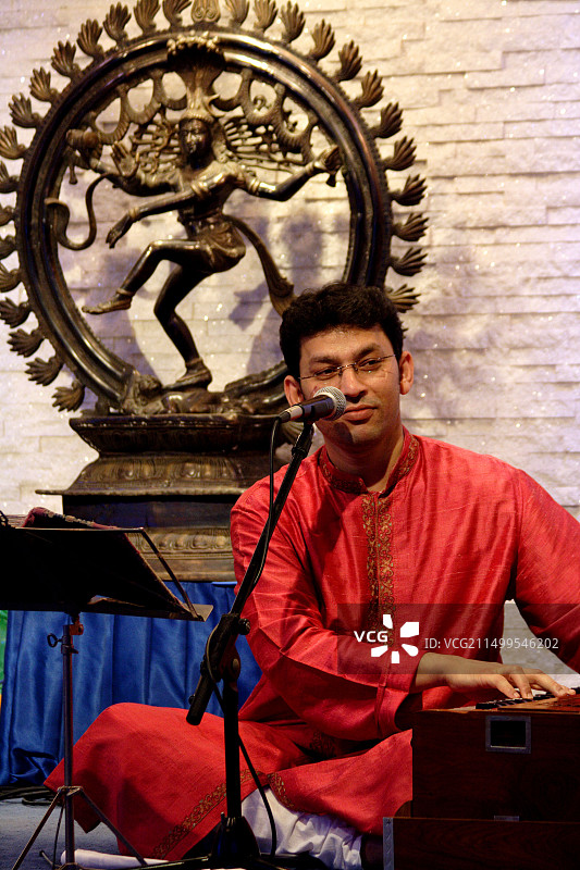 在中国香港九龙尖沙咀餐厅表演的印度音乐家图片素材