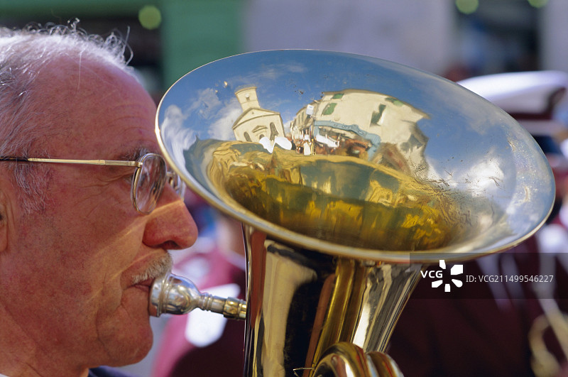 音乐家肖像：法国夏朗德滨海雷岛葡萄丰收节图片素材