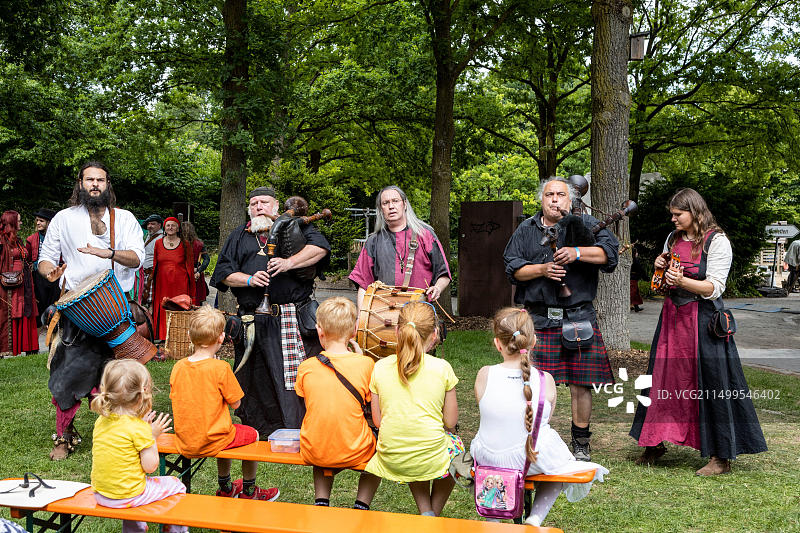 德国米尔海姆的鲁尔河畔五旬节奇观：中世纪骑士锦标赛图片素材