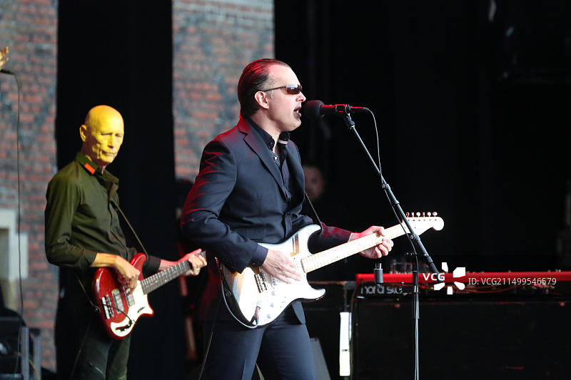 美国蓝调摇滚歌手兼吉他手乔·博纳马萨在汉普顿宫音乐节上演出图片素材