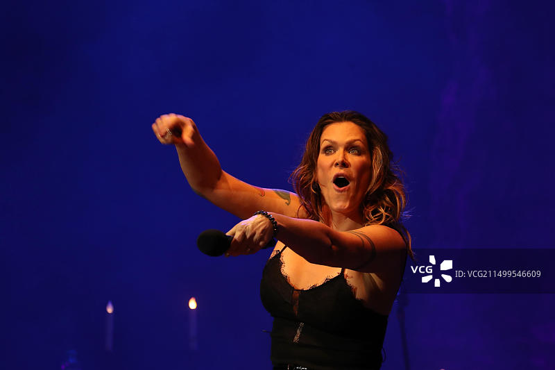 英国雷丁，2018年4月30日：布鲁斯摇滚歌手贝丝·哈特和克里斯·巴拉斯乐队在雷丁六角剧院的演唱会上让观众High翻图片素材