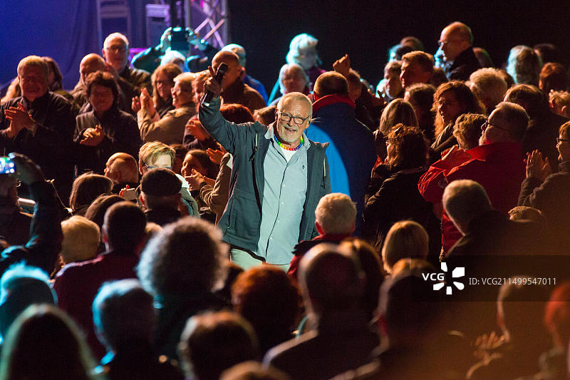 德国吉森，2017年9月3日。康斯坦丁·魏克，德国创作型歌手，在吉森文化夏日音乐节上举办“诗歌与抵抗”露天演唱会图片素材