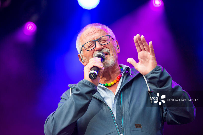 德国吉森，2017年9月3日。康斯坦丁·魏克，德国创作型歌手，在吉森文化夏日音乐节上举办“诗歌与抵抗”露天演唱会图片素材