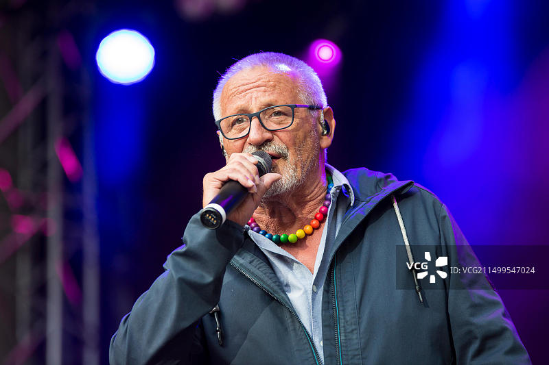 德国吉森，2017年9月3日。康斯坦丁·魏克，德国创作型歌手，在吉森文化夏日音乐节上举办“诗歌与抵抗”露天演唱会图片素材