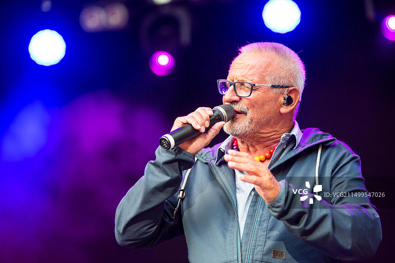 德国吉森，2017年9月3日。康斯坦丁·魏克，德国创作型歌手，在吉森文化夏日音乐节上举办“诗歌与抵抗”露天演唱会图片素材