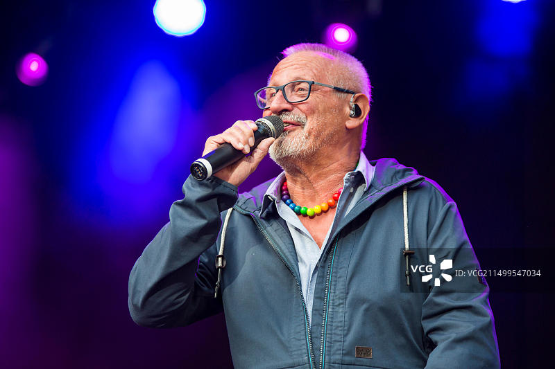 德国吉森，2017年9月3日。康斯坦丁·魏克，德国创作型歌手，在吉森文化夏日音乐节上举办“诗歌与抵抗”露天演唱会图片素材