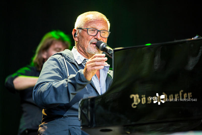 德国吉森，2017年9月3日。康斯坦丁·魏克，德国创作型歌手，在吉森文化夏日音乐节上举办“诗歌与抵抗”露天演唱会图片素材
