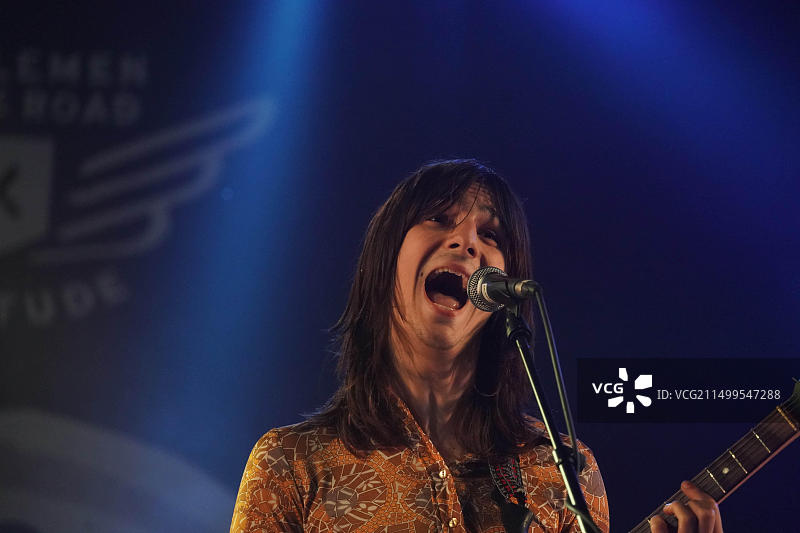 英国萨福克郡：柠檬枝乐队的布莱恩·达达里奥在2017年纬度音乐节BBC音乐舞台上现场表演图片素材