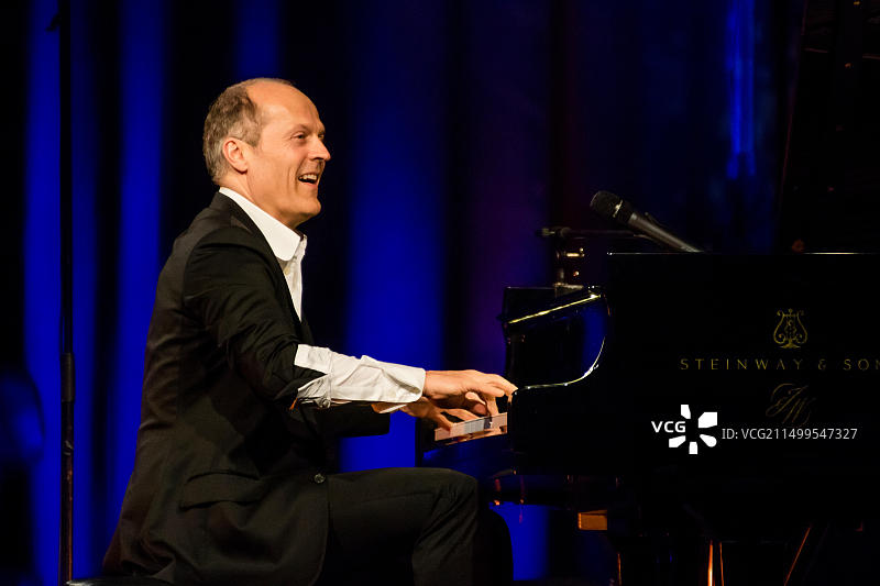 德国韦茨拉尔。2017年4月26日，来自汉堡的德国爵士钢琴家和艺人Joja Wendt在韦茨拉尔市政厅演出他的音乐会节目“不可能的艺术”。--- Fotocredit: Christian Lademann图片素材