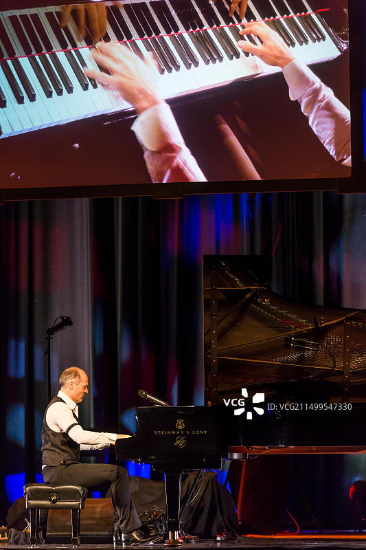 德国韦茨拉尔。2017年4月26日，来自汉堡的德国爵士钢琴家和艺人Joja Wendt在韦茨拉尔市政厅演出他的音乐会节目“不可能的艺术”。--- Fotocredit: Christian Lademann图片素材