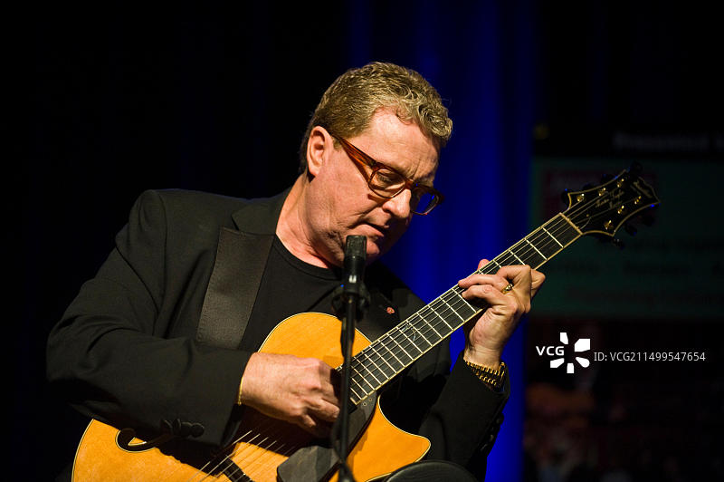 爵士吉他手马丁·泰勒在2015年布雷肯爵士音乐节上表演图片素材
