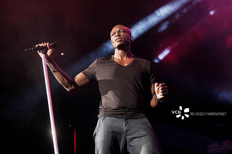 2015年12月6日，Seal在苏格兰格拉斯哥SSE Hydro舞台上表演图片素材