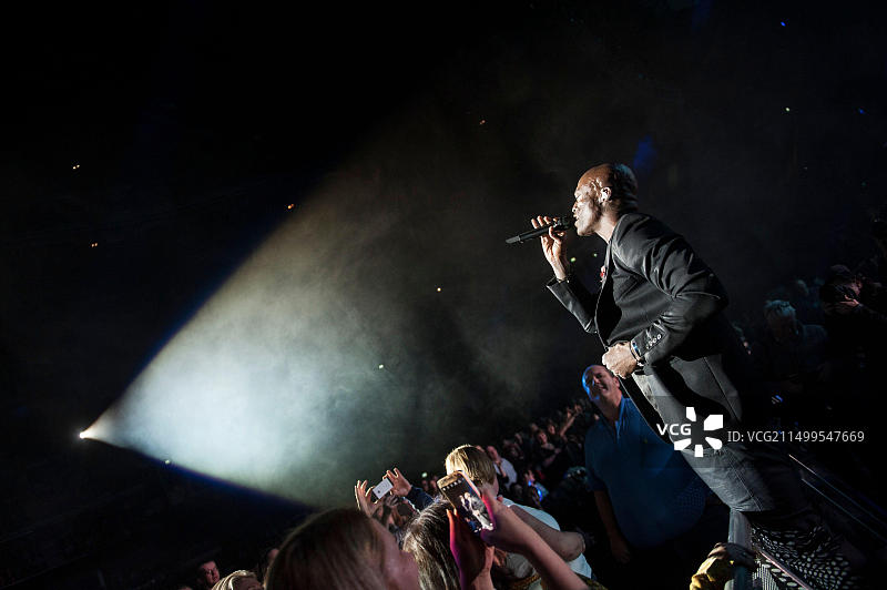 2015年12月6日，Seal在苏格兰格拉斯哥SSE Hydro舞台上表演图片素材