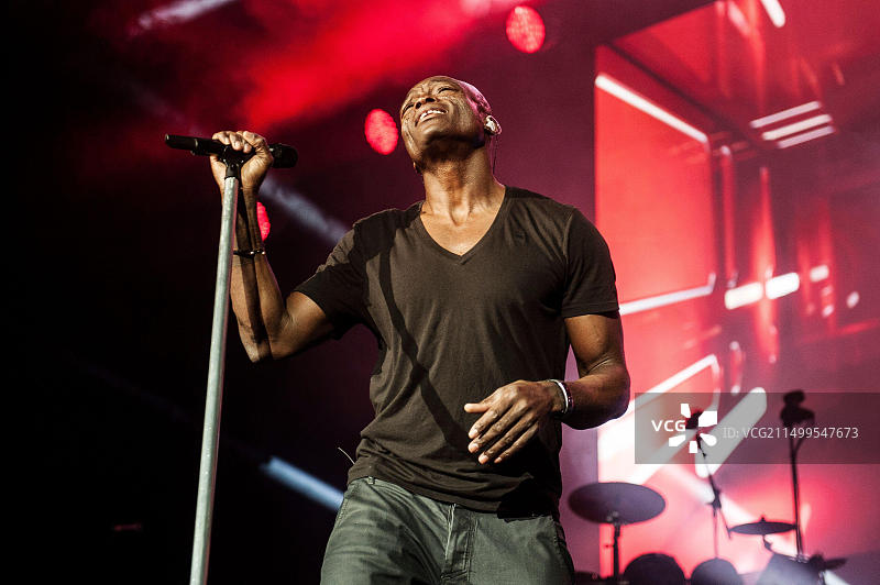 2015年12月6日，Seal在苏格兰格拉斯哥SSE Hydro舞台上表演图片素材