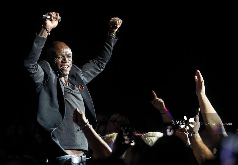 2015年12月6日，Seal在苏格兰格拉斯哥SSE Hydro舞台上表演图片素材