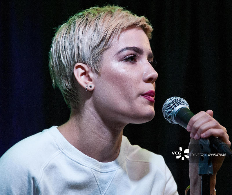 美国宾夕法尼亚州巴拉辛韦德，美国歌手兼词曲作者Halsey在Q102表演剧院演出图片素材