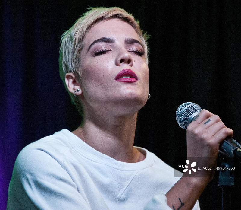 美国宾夕法尼亚州巴拉辛韦德，美国歌手兼词曲作者Halsey在Q102表演剧院演出图片素材