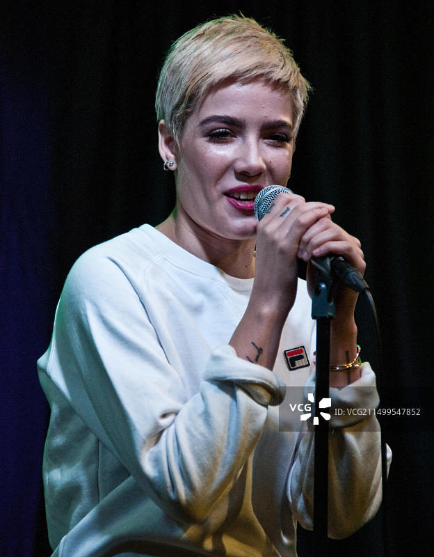 美国宾夕法尼亚州巴拉辛韦德，美国歌手兼词曲作者Halsey在Q102表演剧院演出图片素材