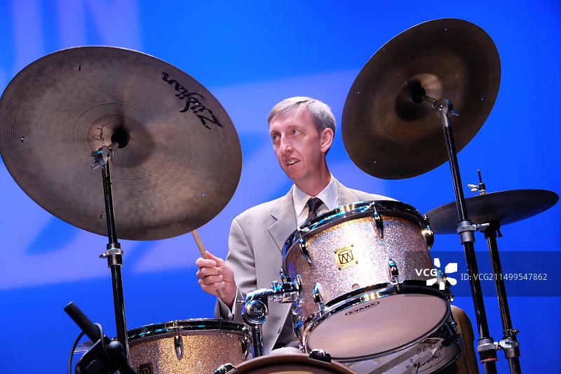 英国威尔士波伊斯布雷肯爵士音乐节，2015年8月，斯科特·汉密尔顿四重奏在布莱切尼奥格剧院演出，照片为史蒂夫·布朗打鼓。图片素材