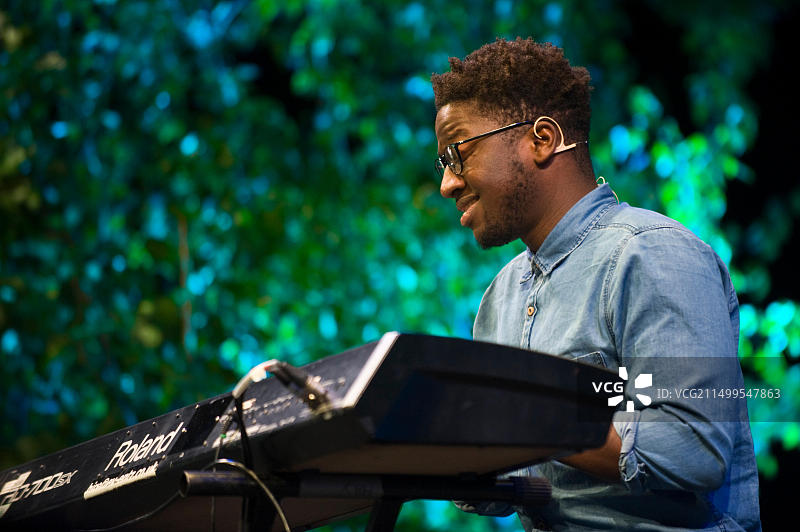 凯尔文·琼斯在2015年海伊艺术节的Letters Live活动中表演图片素材