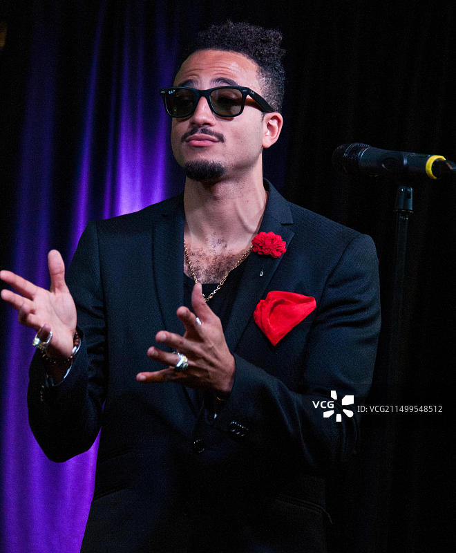 美国宾夕法尼亚州Bala Cynwyd，2014年9月30日。瑞典创作型歌手Kim Cesarion在Q102的表演剧院演出图片素材