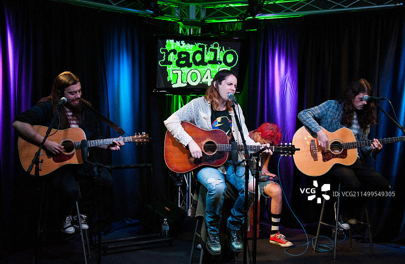 美国另类摇滚乐队The Eeries在Radio 104.5演出，2014年图片素材