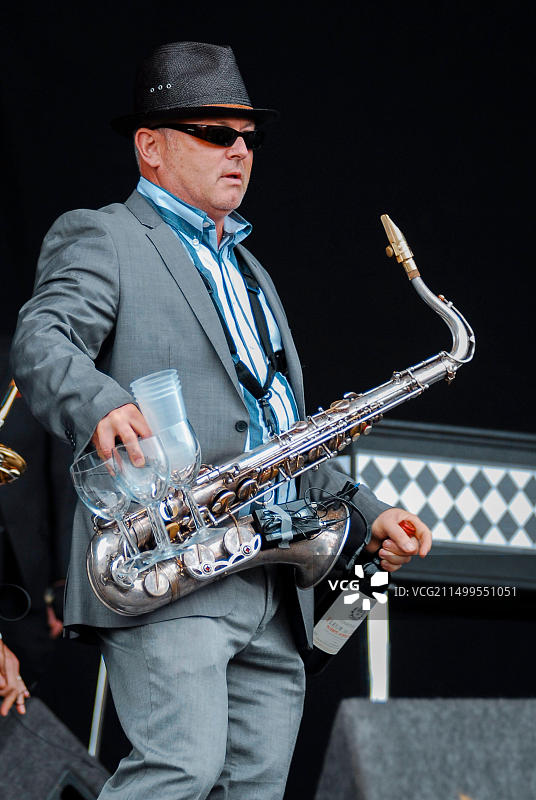 李·汤普森 - Madness乐队，V2010，海兰兹公园，切尔姆斯福德，埃塞克斯，英国 - 2010年8月22日图片素材