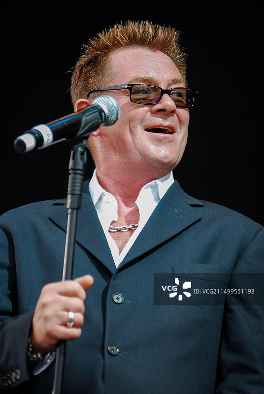 迈克·巴森 - Madness乐队，V2010，海lands公园，切尔姆斯福德，埃塞克斯，英国 - 2010年8月22日图片素材