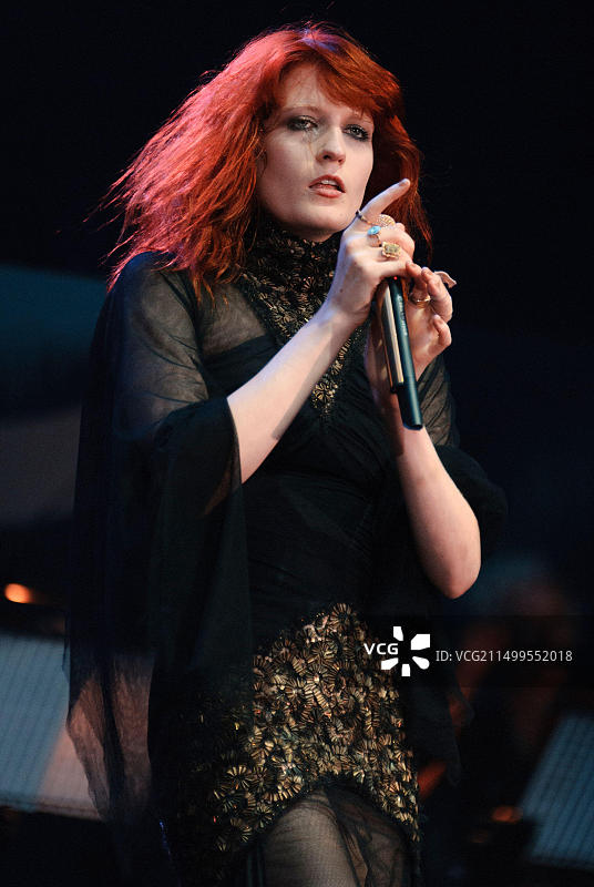 弗洛伦斯·韦尔奇 - 弗洛伦斯与机器乐队，V2010，海兰兹公园，切尔姆斯福德，埃塞克斯，英国 - 2010年8月21日图片素材