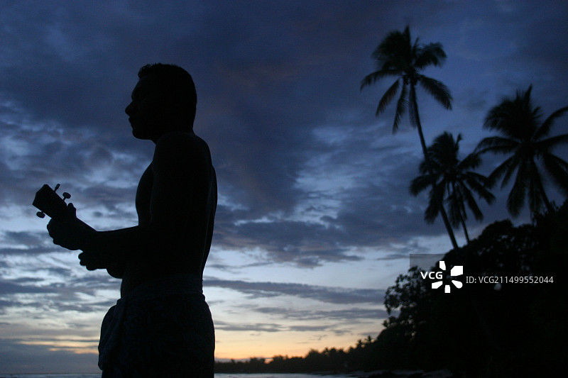 黄昏时分在基里巴斯环礁海边弹吉他唱歌图片素材