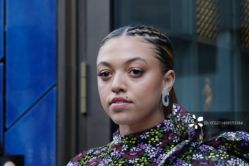 英国伦敦：歌手Mahalia参加伦敦时装周Richard Quinn专场秀图片素材