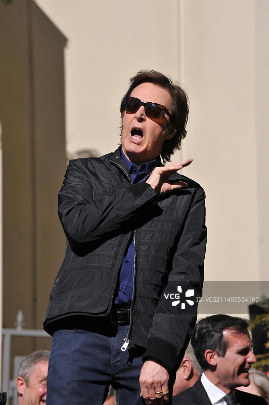 加州洛杉矶 - 保罗·麦卡特尼在好莱坞星光大道留星图片素材