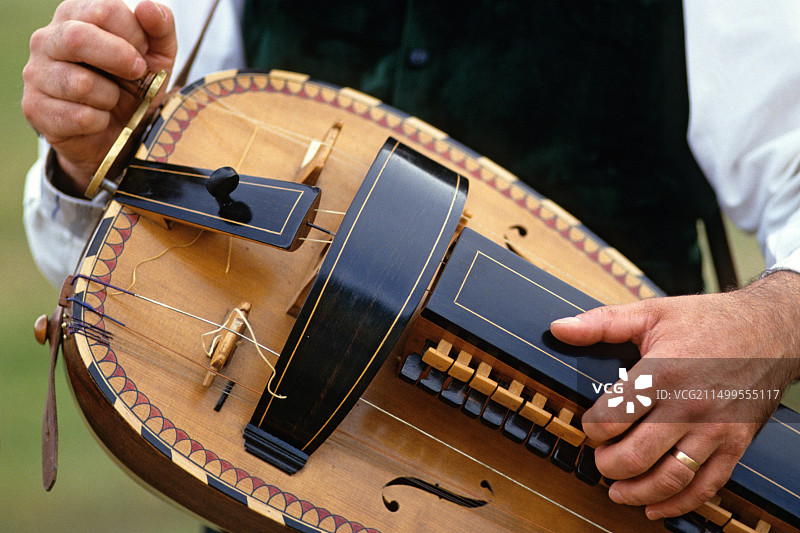 法国索恩-卢瓦尔省阿诺斯特风琴节上的古老弦乐器图片素材