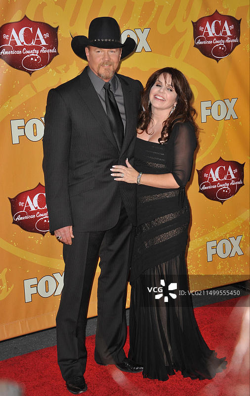 内华达州拉斯维加斯，2010年12月6日：Trace Adkins和妻子在拉斯维加斯米高梅大花园体育馆举行的2010年美国乡村音乐颁奖典礼上图片素材