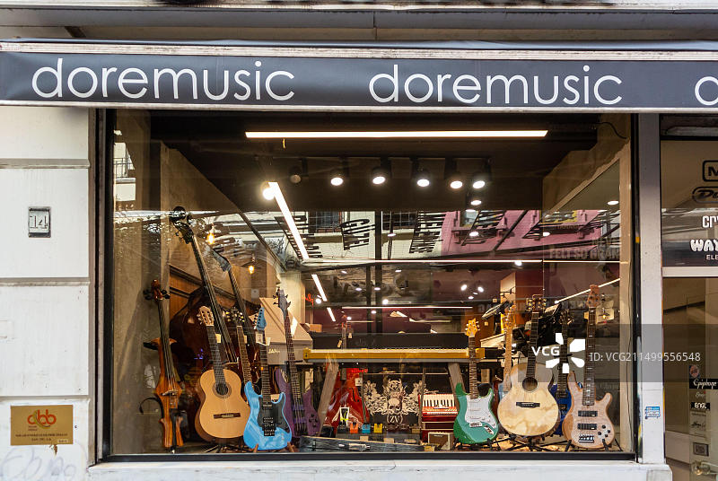 土耳其伊斯坦布尔乐器店：吉他和电吉他（仅供编辑使用）图片素材
