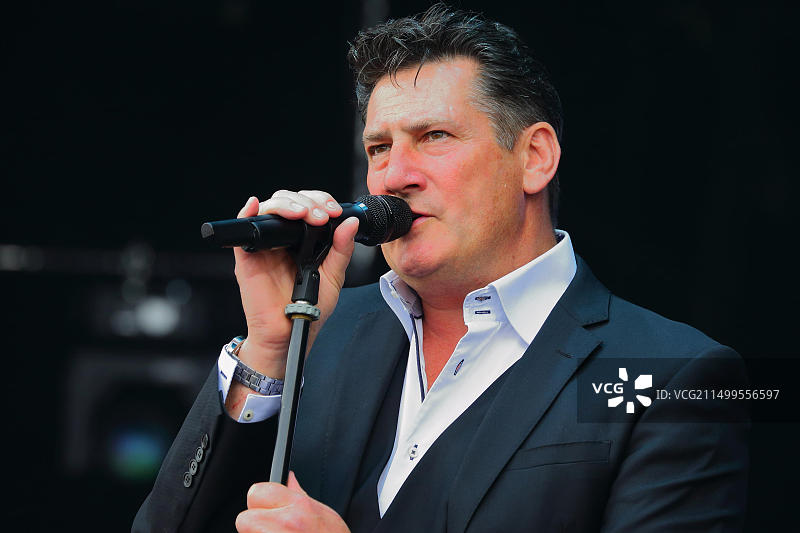 托尼·哈德利在亨利-泰晤士河畔的80年代音乐节表演图片素材