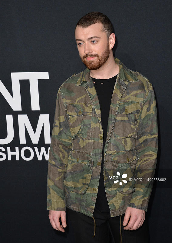 洛杉矶：歌手山姆·史密斯抵达好莱坞钯金剧院参加圣罗兰时装秀图片素材