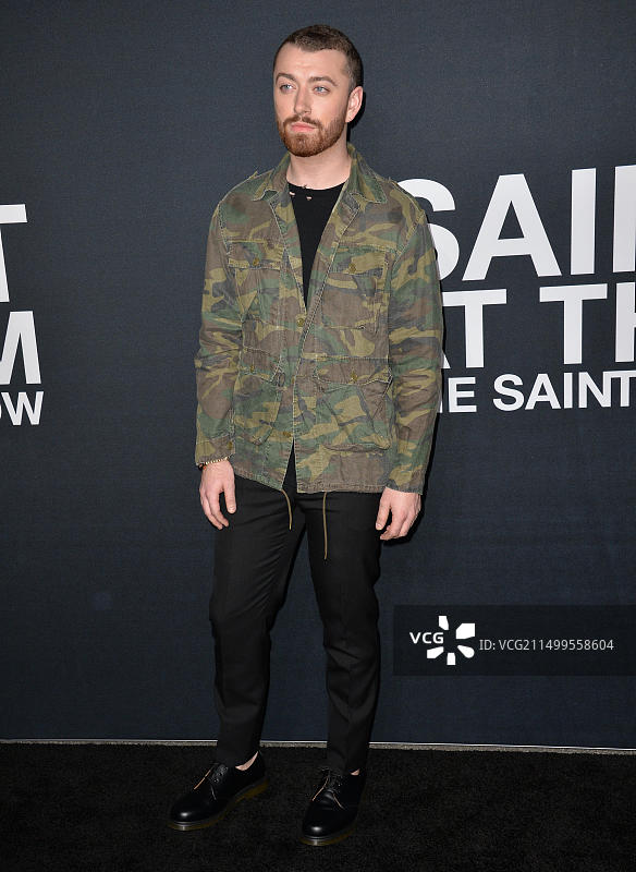 洛杉矶：歌手山姆·史密斯抵达好莱坞钯金剧院参加圣罗兰时装秀图片素材