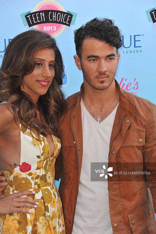 加利福尼亚州洛杉矶——2013年8月11日：乔·乔纳斯和女伴在好莱坞环球影城吉布森圆形剧场参加2013年青少年选择奖图片素材